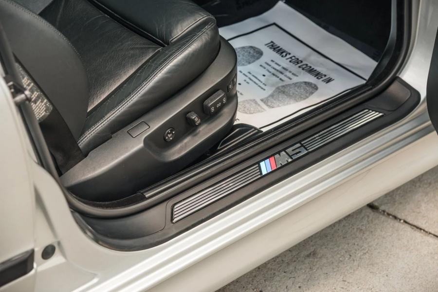 Детали интерьера BMW M5 (E39) 2003 года  (фото 53 из 148)
